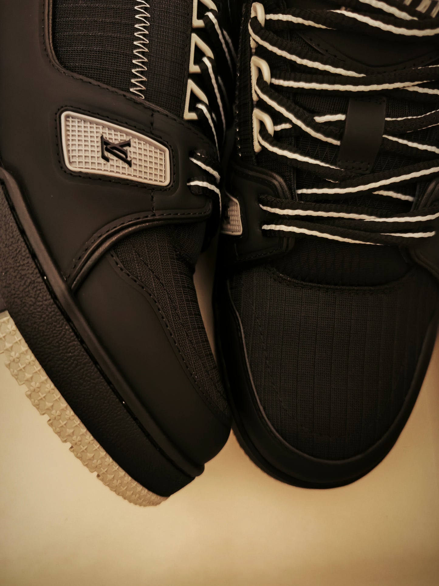 L*V TRAINER "DARK"