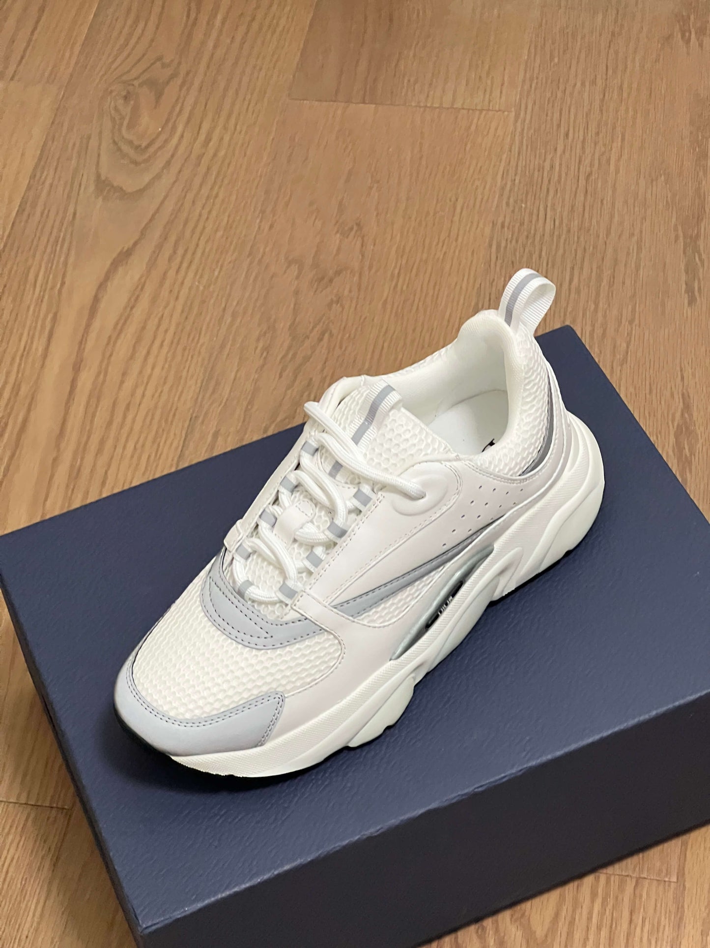 D*or B22 White