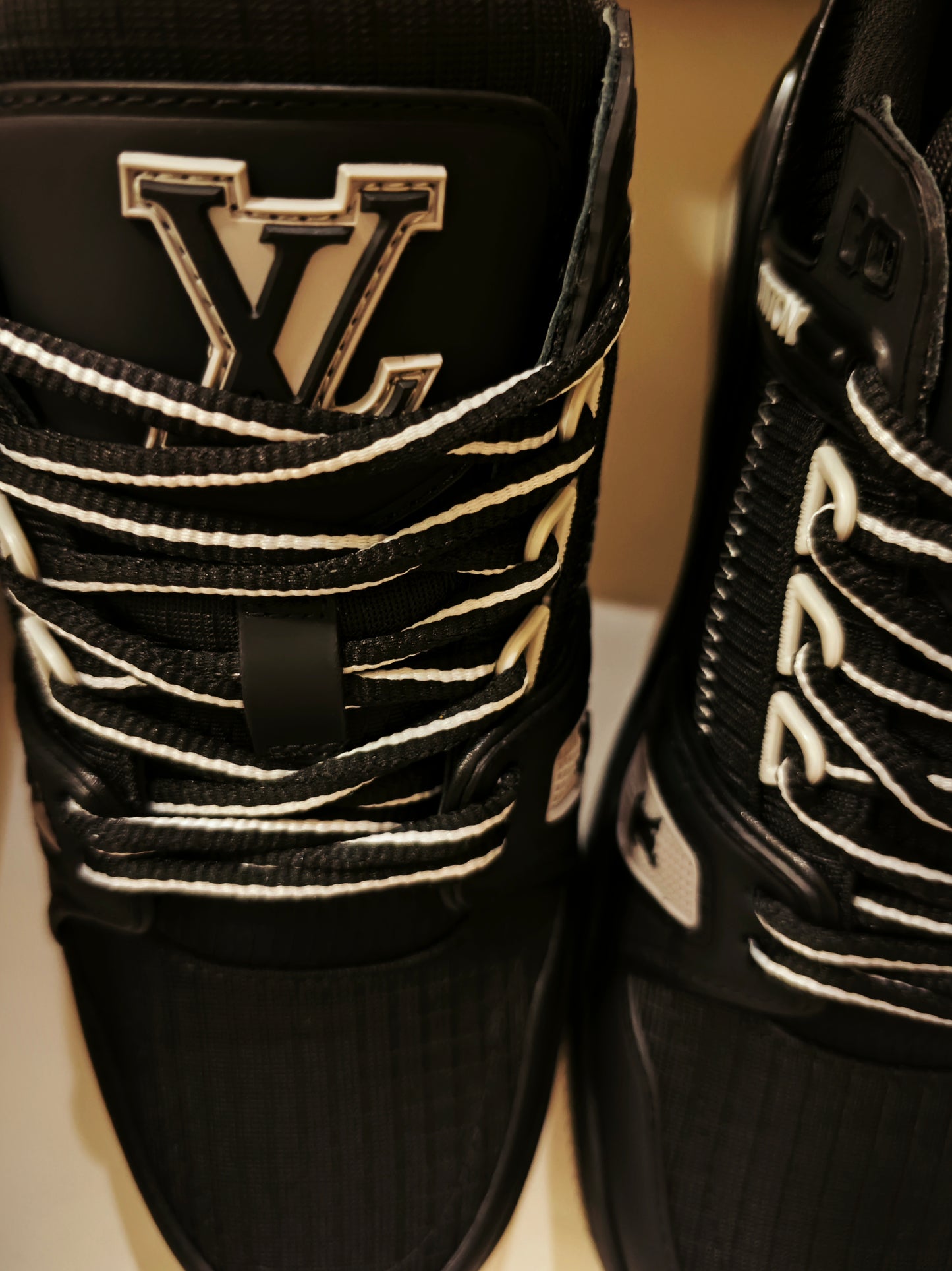 L*V TRAINER "DARK"